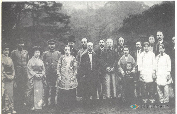 1913年盛宣怀与夫人庄德华在日本的合景